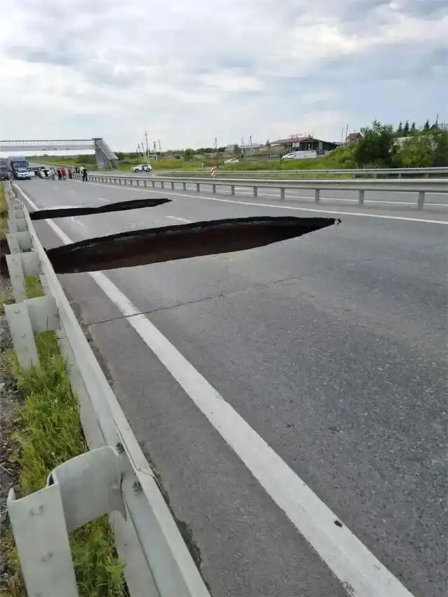 В центре Урала обрушилась дорога на трассе, закрытой из-за сильного по...