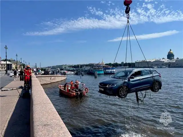 Из Невы в Петербурге извлечён автомобиль, упавший с набережной