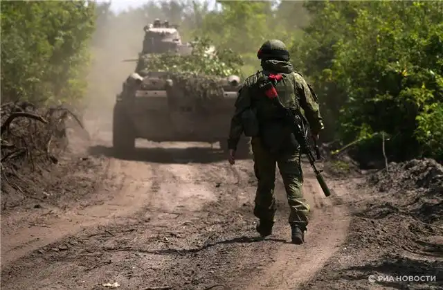 Гюрза — Военнослужащие ВСУ в Красном Лимане меняют форму на граж...
