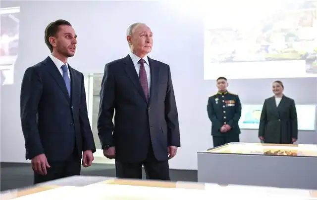 Глава государства лично познакомился с выставкой, посвящённой героям СВО, на территории марафона «Знание. Первые»