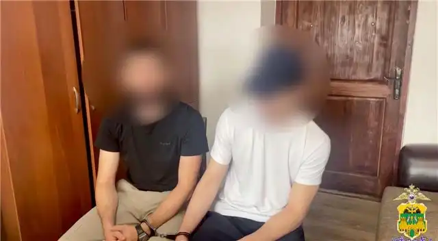 В Краснодаре арестовали парней, выполнивших шпагат между машинами на территории храма