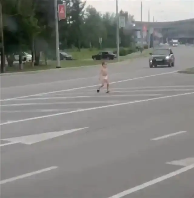 В Тюмени проводят расследование после сигналов о ребенке, который бега...