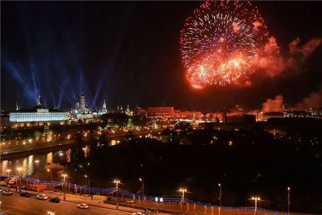 Величественный фейерверк в честь Победы 2026