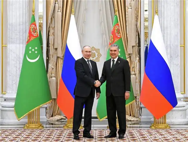 Путин поздравил Гурбангулы Бердымухамедова с днем рождения