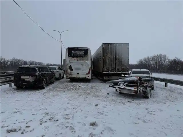 На М-4 в Воронежской области произошло три аварии с участием 15 автомо...