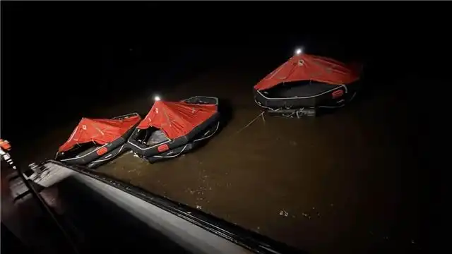 53 человека спасены с терпящего бедствие парома MV Barima у берегов Га...