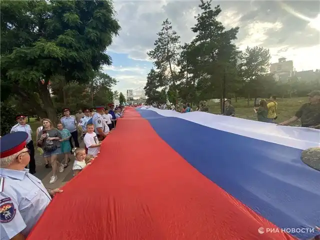 В Волгограде в День России развернули столетний по длине триколор