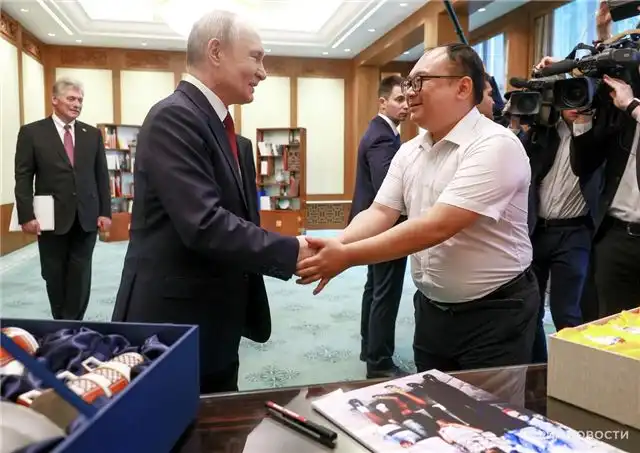 Президент Путин вручил инженеру Пен Паю исключительный гербовый сервиз