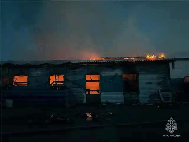 Огонь на продскладе в Хабаровске охватил около 1000 квадратных метров