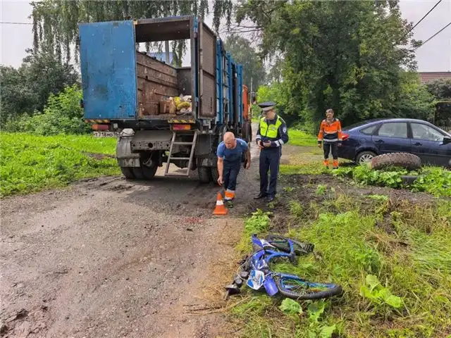 Трагедия в Нижнем Тагиле — девочка сбита мусоровозом после паден...