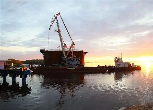 Коффердам направили в русло Лены в Якутии в ходе строительства Ленского моста