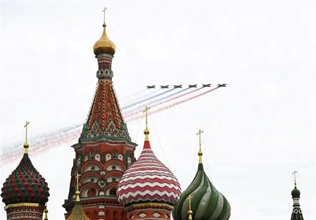 Герой России Крош присутствовал на параде Победы рядом с Владимиром Пу...