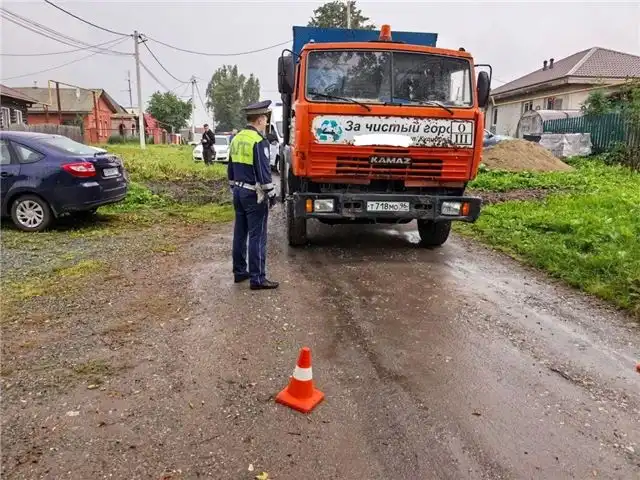 Уральский суд отпустил под свободу водителя мусоровоза, сбившего насмерть ребёнка