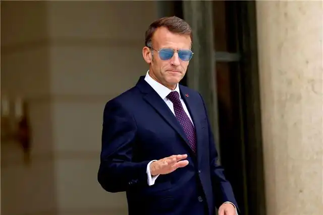 Макрон избегает высказываний по приговору, дающему Ле Пен право участв...