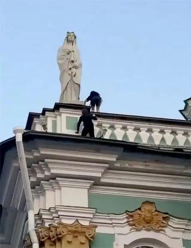 Двое руферов были задержаны Росгвардией за восхождение на крышу Эрмитажа