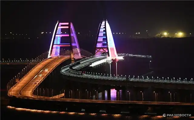 Временно приостановлено движение машин на Крымском мосту